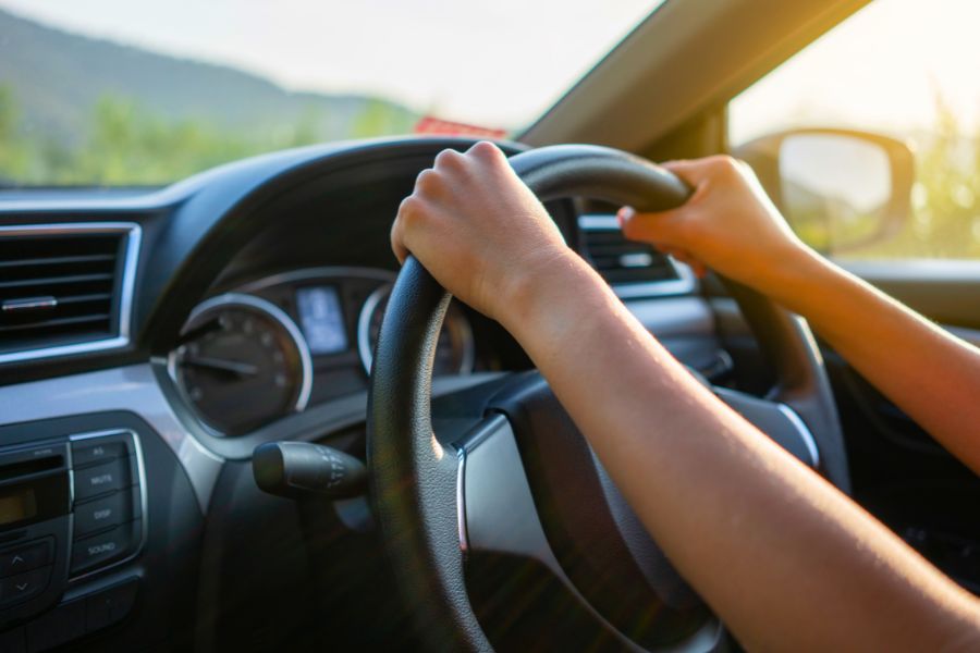 How to Decide Between Renting a Car or Using Public Transport in El Salvador